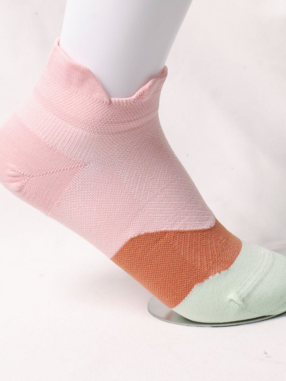 Size M | Feetures Elite Ankle Socks Lightweight No Show Socks - Picture 3 of 4